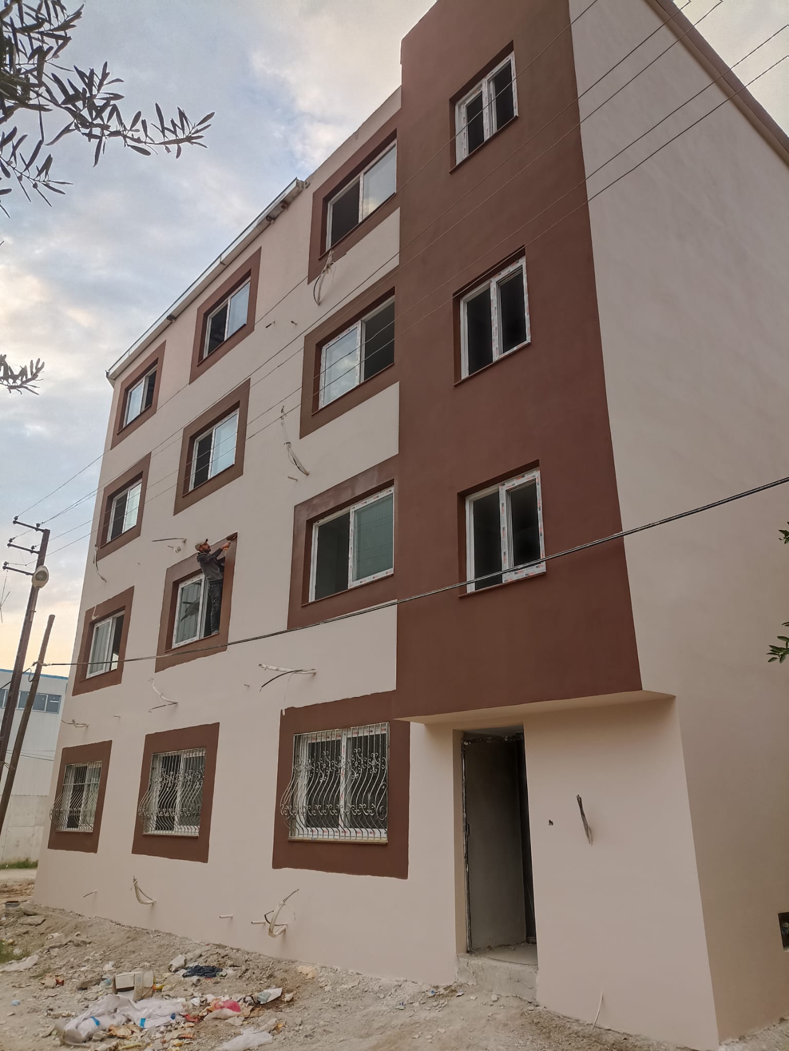 Şakirpaşa Kur’an Kursu inşaatında bims blok ile yapılan duvar örme çalışması ve usta işçilik